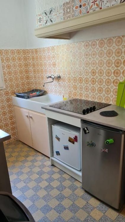 La piccola cucina completamente attrezzata dello studio