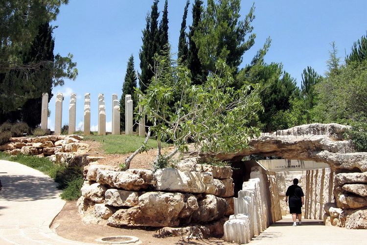 Le Mémorial des enfants, creusé dans une grotte souterraine, rend hommage au 1 million et demi d'enfants juifs assassinés pendant la Shoah.