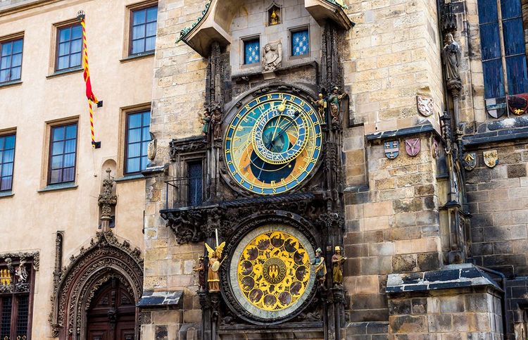 L'imposante horloge à hauteur d'homme de l'église Notre-Dame-du-Tyn