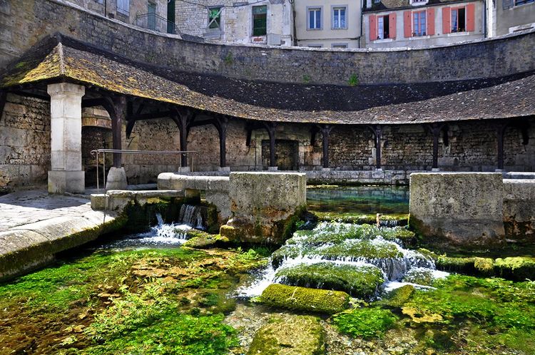 Plusieurs ouvertures permettent à l'eau de s'écouler dans le canal