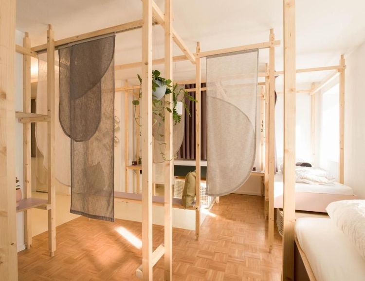 Der Frauenschlafsaal ist modern und hell