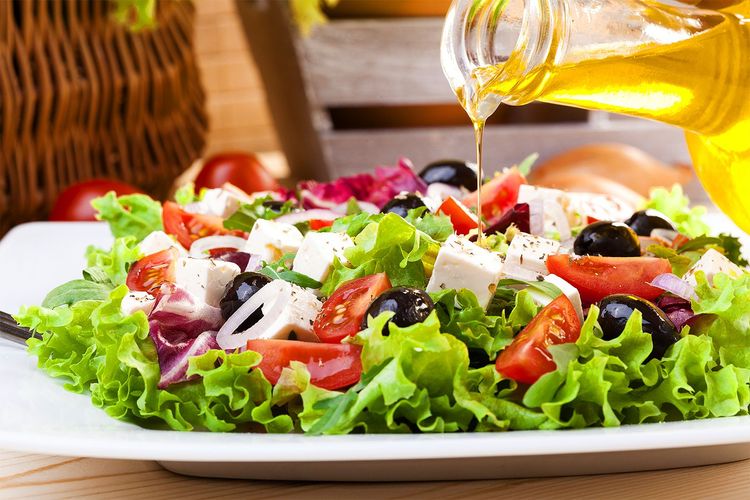 salade grecque : fromage feta, tomates, olives, huile d'olives, oignons et salade verte