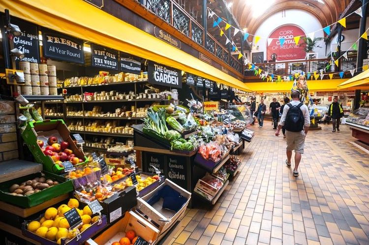 Promenade parmi les étals du marché anglais de Cork