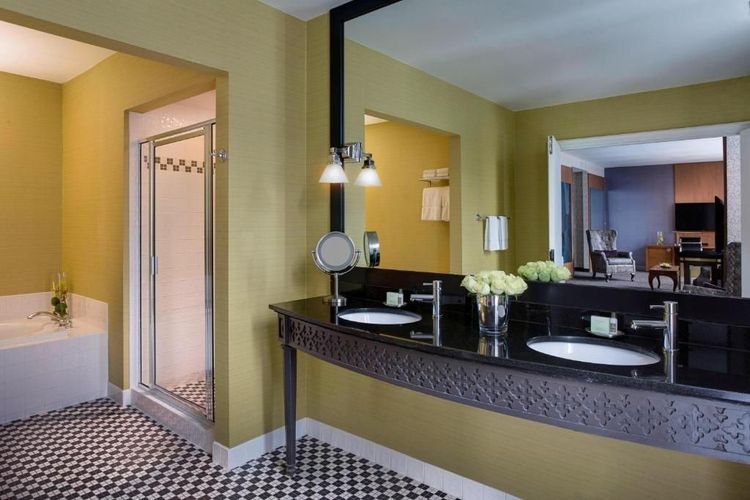 The large bathroom with its bathtub is a real luxury!