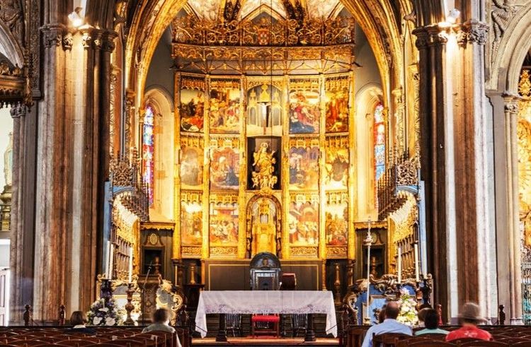 Le maître-autel riche de dorures de la cathédrale