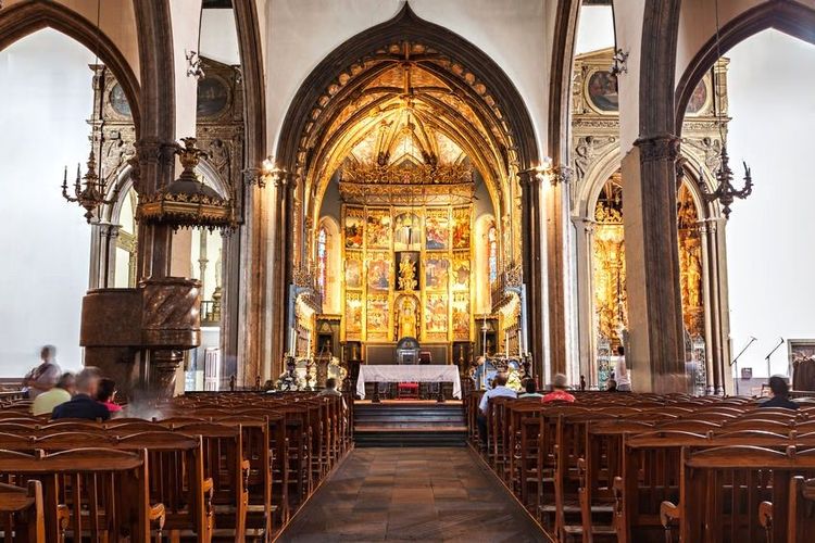 L'autel et la nef de la cathédrale Notre-Dame-de-l'Assomption de Funchal