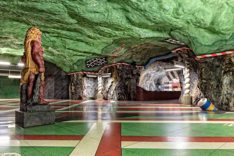 La station Kungsträdgården, le jardin du roi, par l'artiste Ulrik Samuelson en 1977.