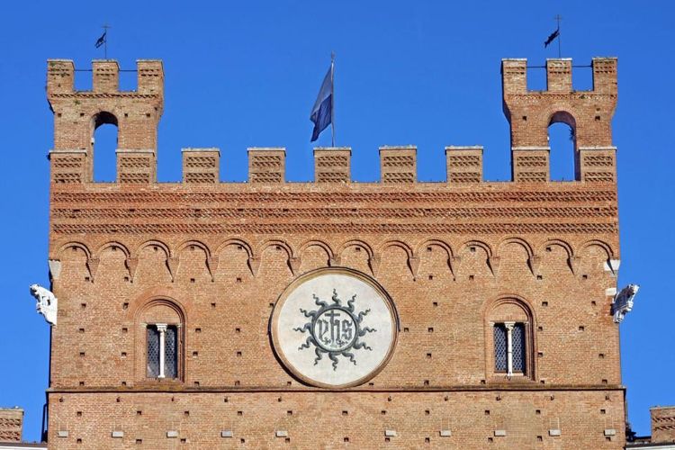 Extension du bâtiment d'origine, le fronton du palazzo Pubblico domine la piazza del campo depuis le 17e siècle.