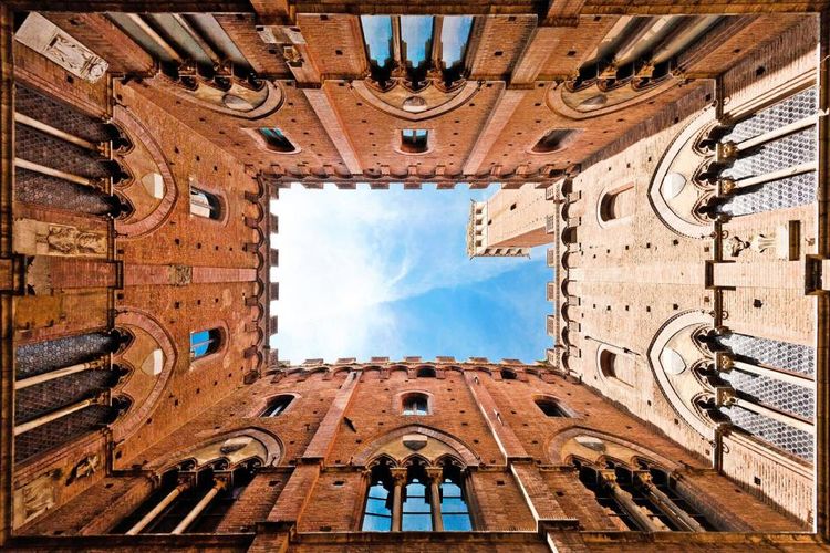 la fameuse torre del Mangia vue depuis la cour intérieure du palazzo pubblico de Sienne.