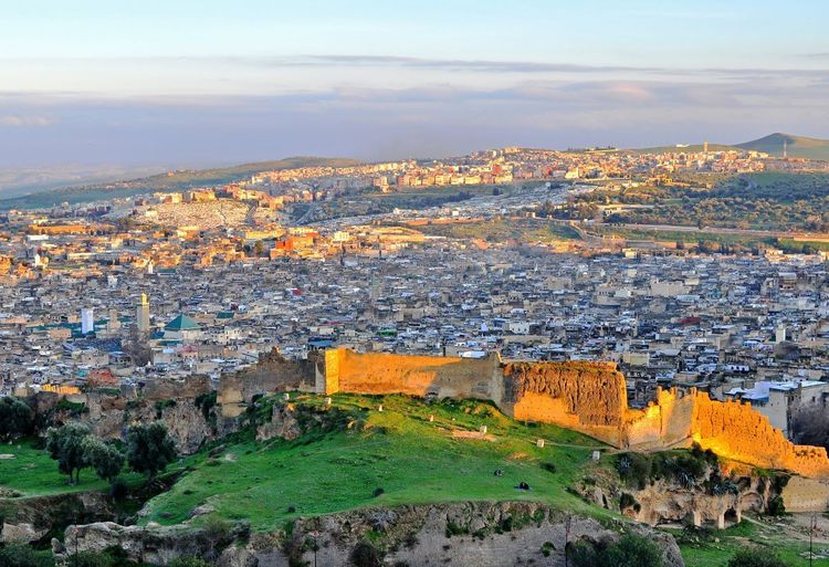 Fès et la muraille en bas de la colline