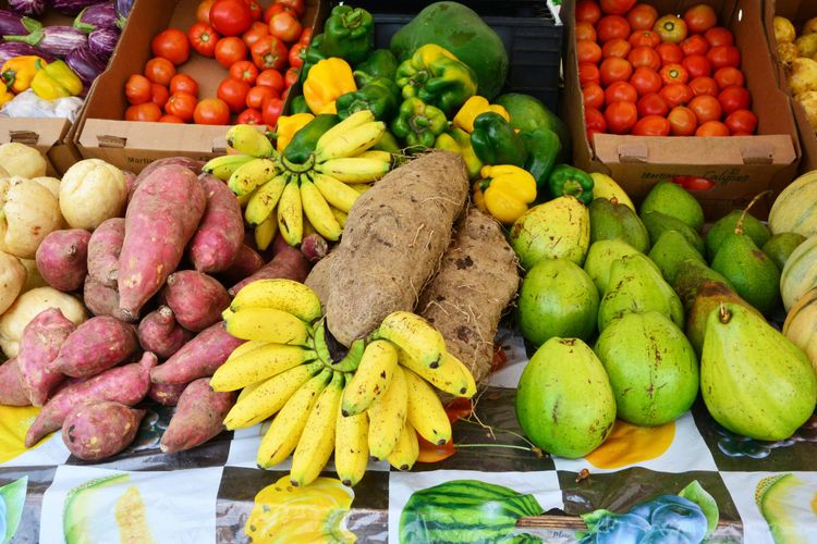 Fruits et légumes frais sur un marché en Martinique