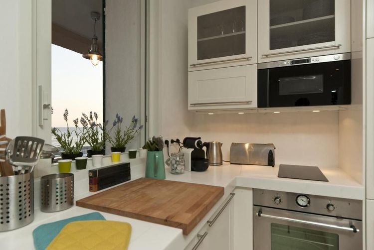 Anche la cucina ha una vista sul mare