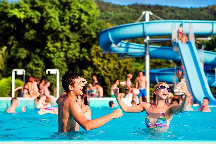 La joie du parc aquatique des campings