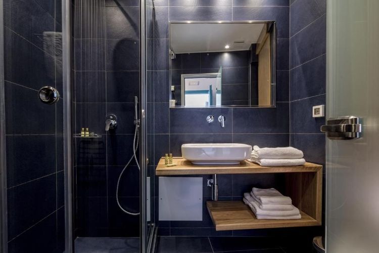 El baño muy chic de la habitación dúplex