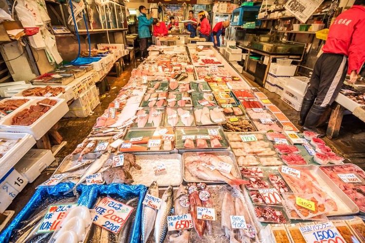 Explorez les marchés de Tsukiji et Toyosu, sanctuaires de l'alimentation à Tokyo