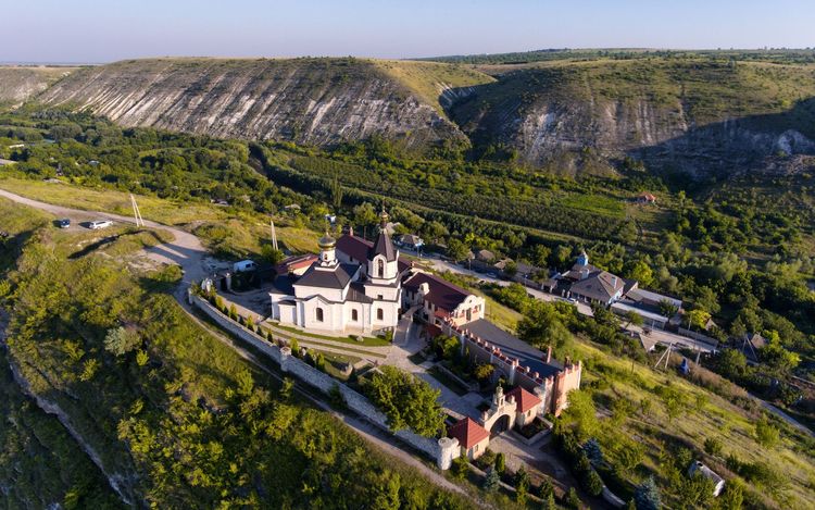 La vieille église du Vieux Orhei, en Moldavie, cernée par la campagne