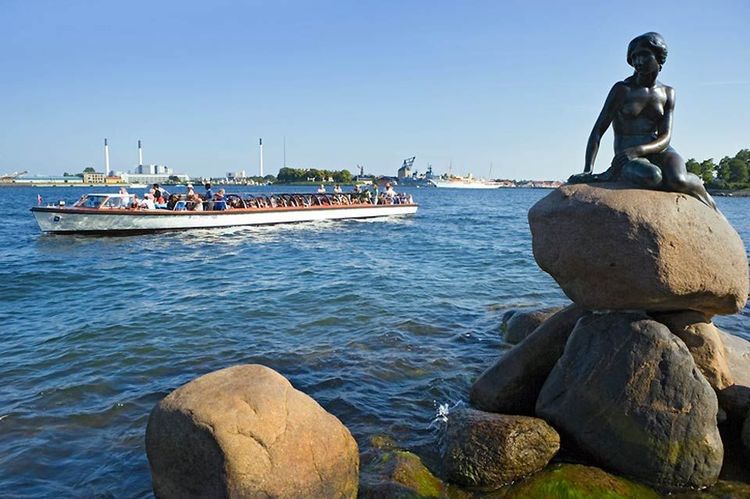 On vient la voir par le port ou bien par la voie des eaux