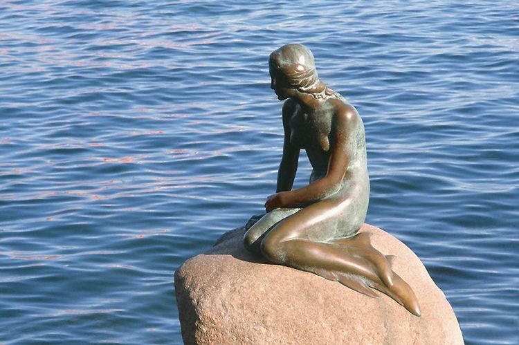 Toute la mélancolie de ce persponnage transparait dans sa statue isolée dans le port