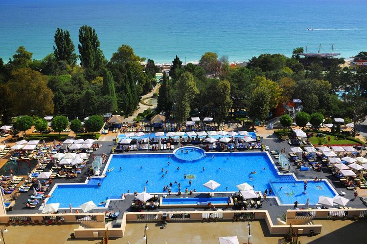 La piscine, et derrière, la plage du Hôtel Melia Grand Hermitage