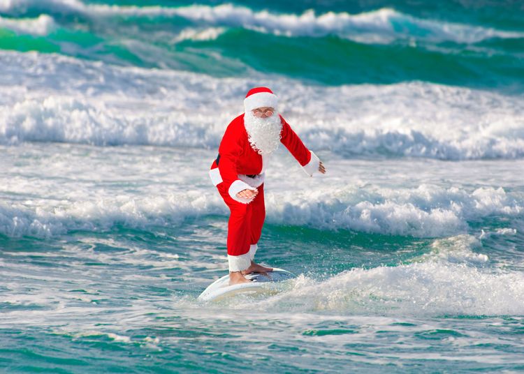 Sur l'île Christmas, le Père Noel, alias Santa Claus, arrive en surf