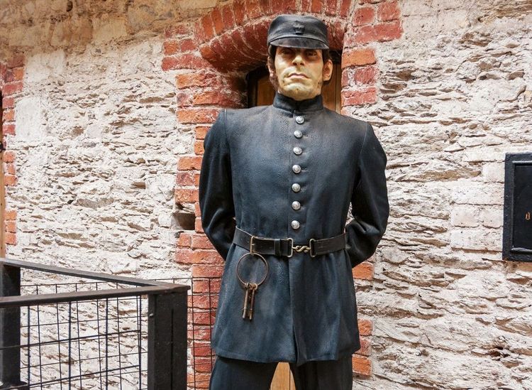 A l'intérieur de la prison, un surveillant (mannequin) figure les gardiens de prison de l'époque victorienne