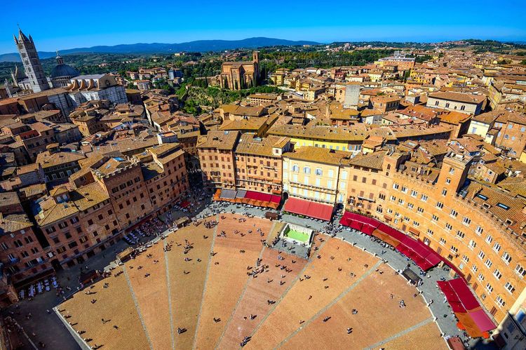 La Piazza del Campo et le centre de Sienne qui conserve le tortueux tracé médieval de rues tournicotantes au charme fou.