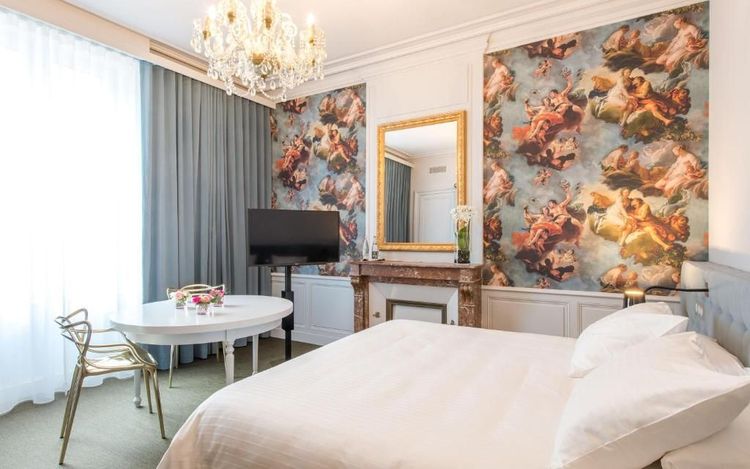Chambre luxueuse dans un style baroque