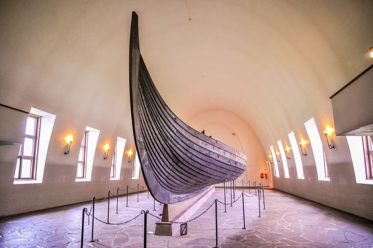 Coque de drakkar exposée dans le musée Viking de Bygdoy, à Oslo