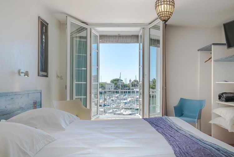 Chambre lumineuse avec balcon donnant directement vue sur le port