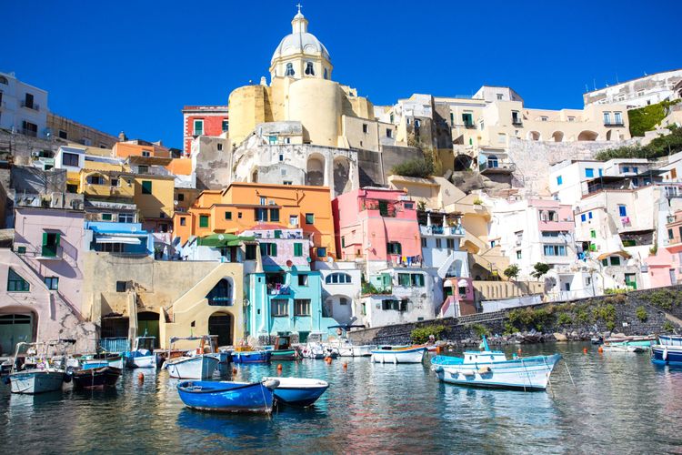 El puerto de La Corricella en Procida