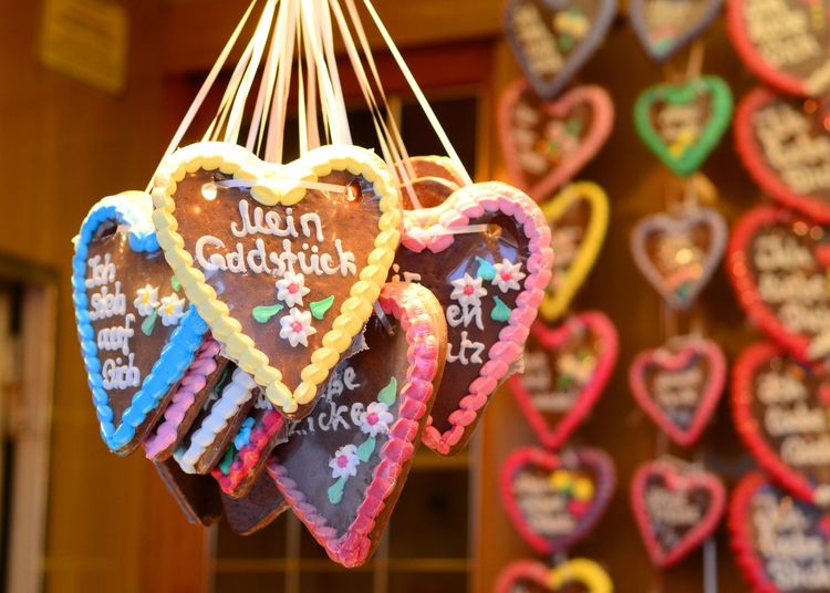 Les fameux lebkuchen en forme de cœur, des biscuits au pain d'épices