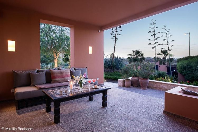 Überdachte Terrasse, um den Sonnenuntergang zu beobachten