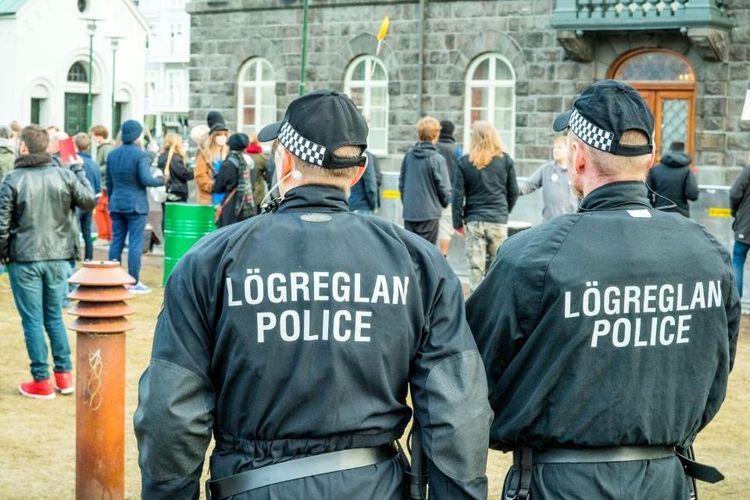 Deux policiers islandais.  © Kasper Nymann / 123RF