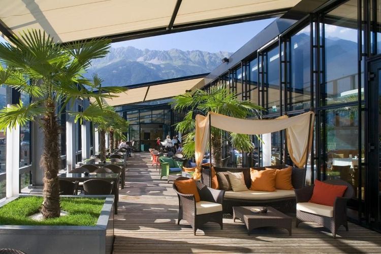 Die Terrasse des Hotels mit den Bergen im Hintergrund