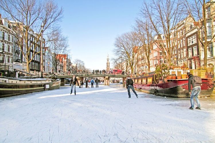 Pâtinage sur l'un des canaux de la ville