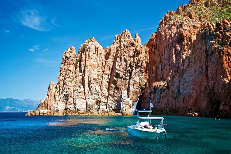 Les calanques de Piana, on peut aussi les approcher par la mer
