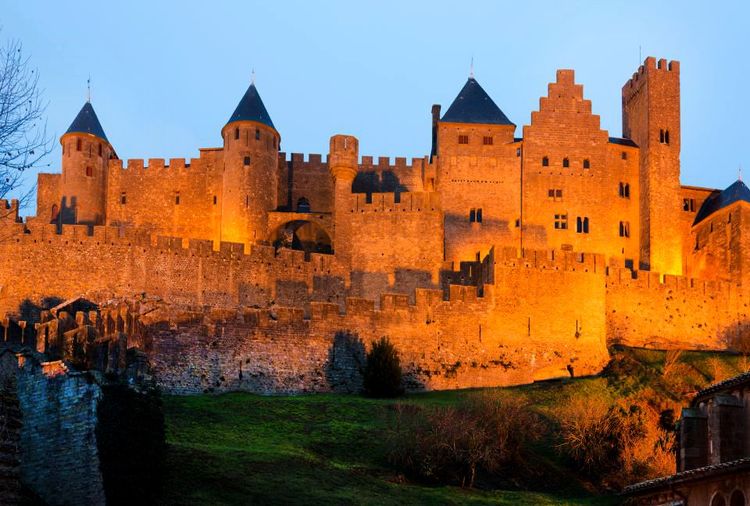 Les remparts de Carcassonne, à la nuit tombante