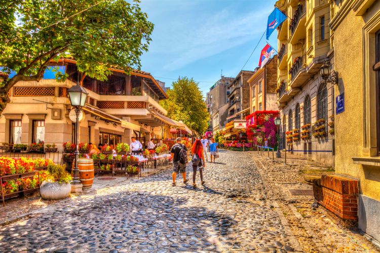 Promenade dans la vieille rue de Skadarska, pavée à l'ancienne