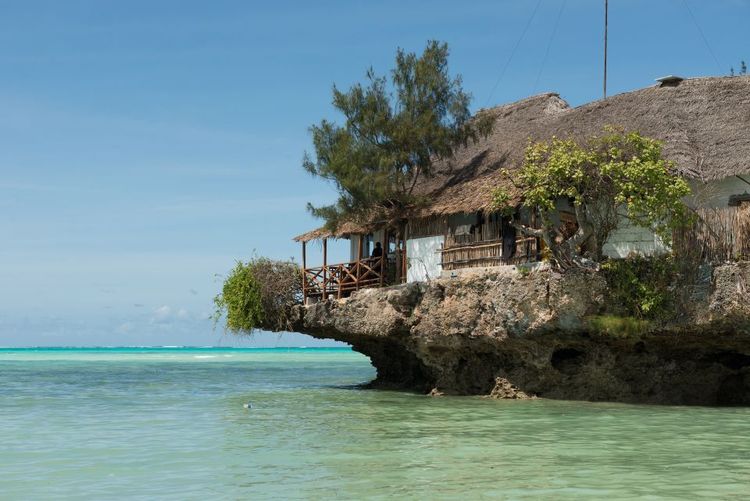 Le Rock Bar, au large de la plage de Pingwe. © Tan4ikk / 123RF
