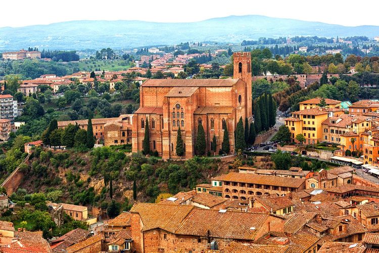 La basilique San Domenico de Sienne en bordure de la ville