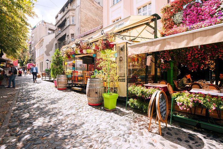 Depuis toujours, Skandarlija (Skandarska), quartier bohème de Belgrade, est riche de ses vieux cafés nommés "kafanas", qui étaient des tavernes au Moye-Age