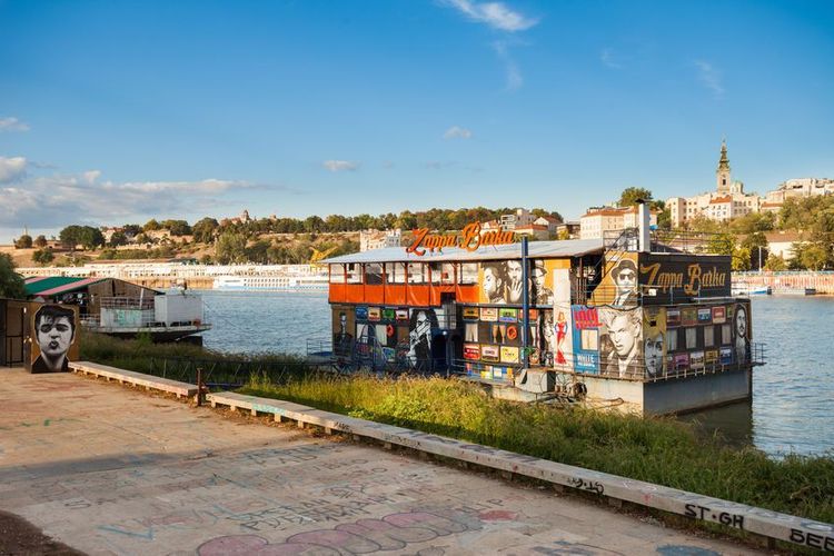 La barge du très fameux bar Zappa Barka. Ici, on nomme ces barges splav"