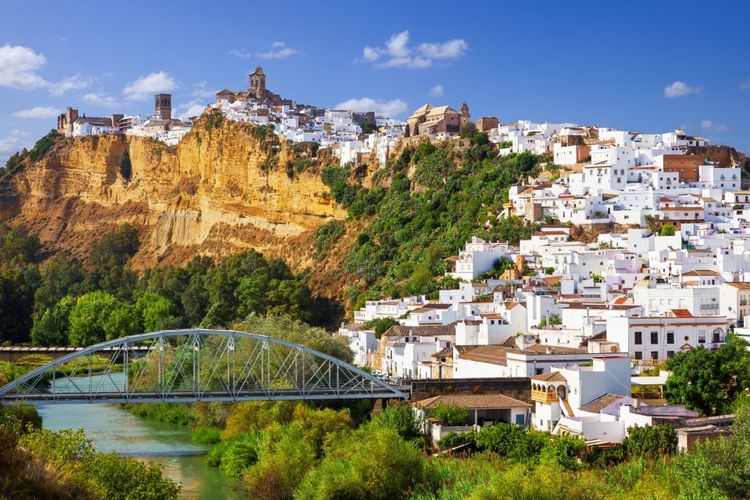 Un village blanc typique en Andalousie