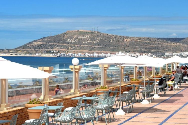 Die große Terrasse des Hotels mit Blick auf das Meer und die Berge