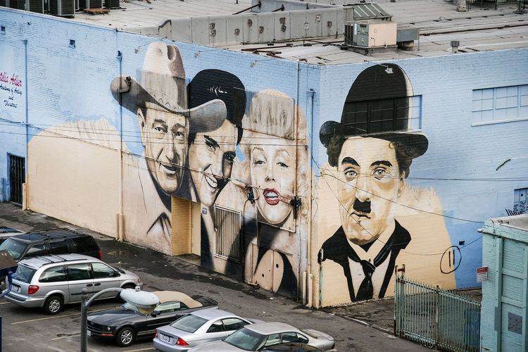 John Wayne, Elvis Presley, Marilyn et Charlot peints sur un mur de L.A.