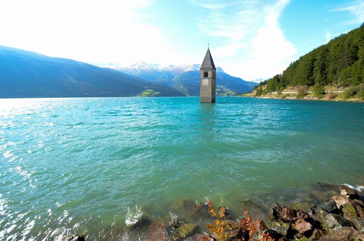 Le Lac de Resia est connu pour son église immergée