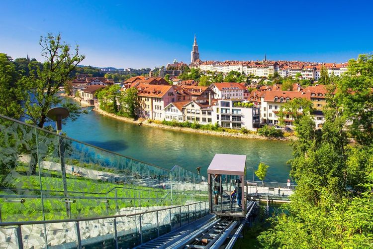  Bern wird von der Aare durchflossen, die wie ein Mäander seinen historischen Stadtteil, die Altstadt, umgibt.