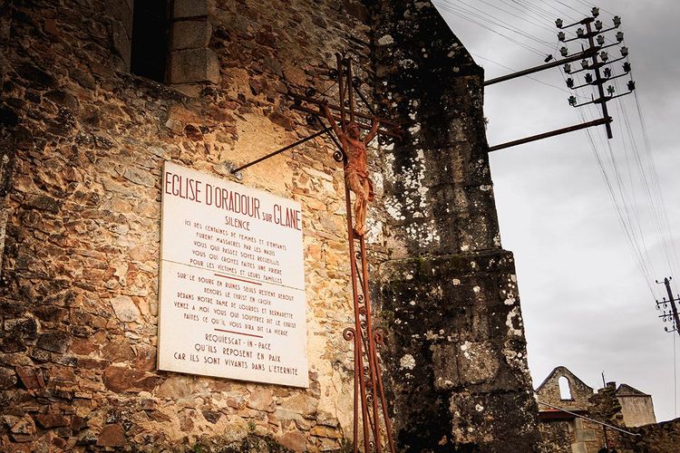 La plaque commémorative de l'église d'Oradour, où femmes et enfants furent exécutés