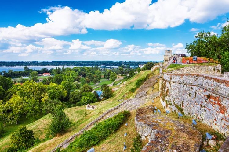 Les remparts de la forteresse de Belgrade et le Danube au fond