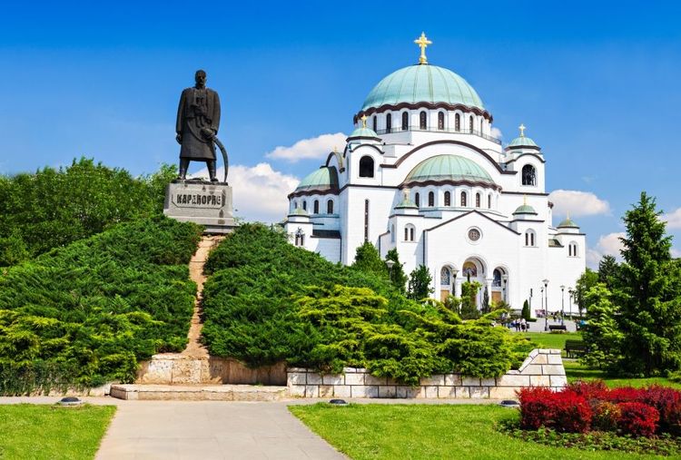 La cathédrale de Saint-Sava ressemble à Sainte-Sophie